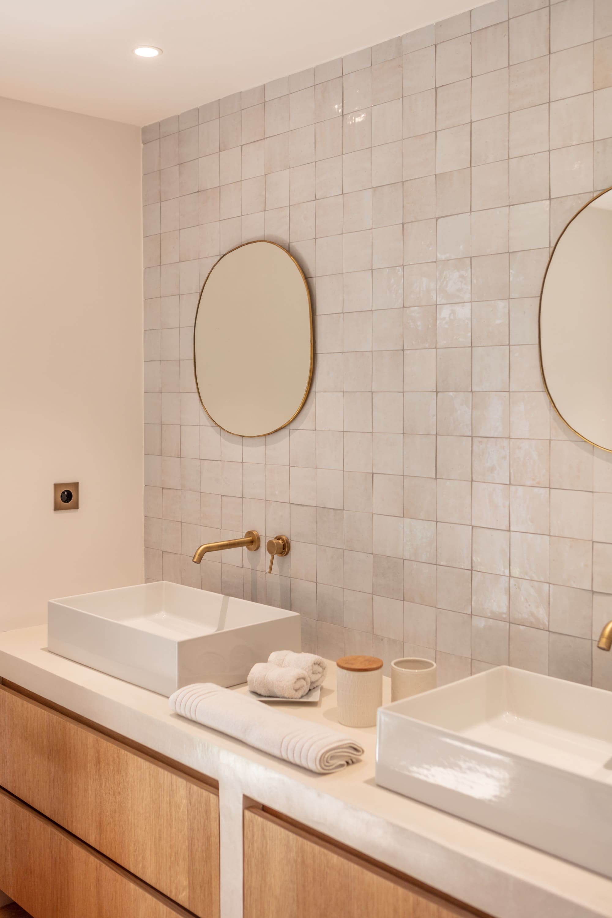 Photo de détails architecturaux blanc de réalisation 13 - Agence Boris Folli - Architecture des Caps