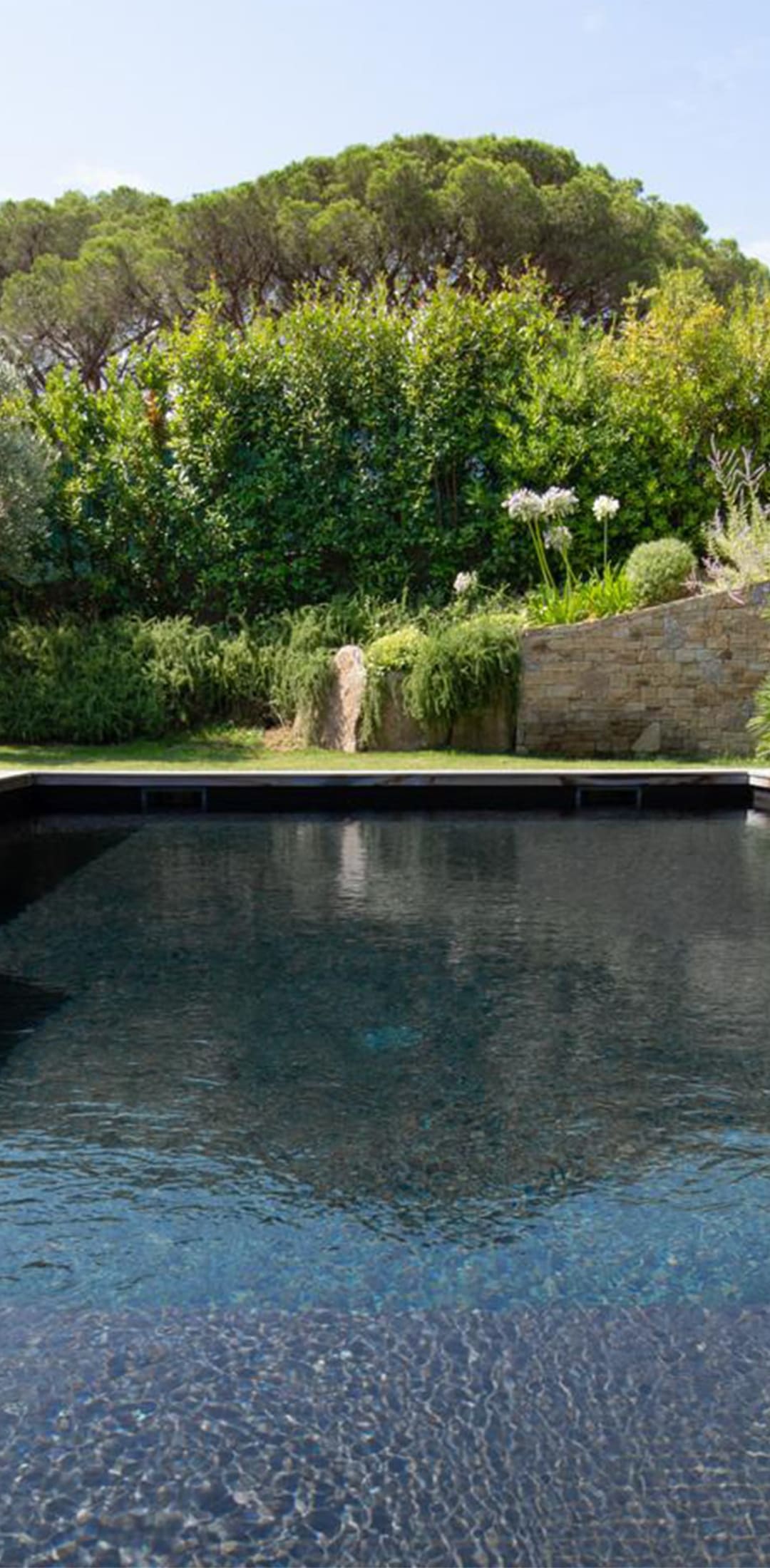 Photo de détails architecturaux bleu de réalisation 11 - Agence Boris Folli - Architecture des Caps