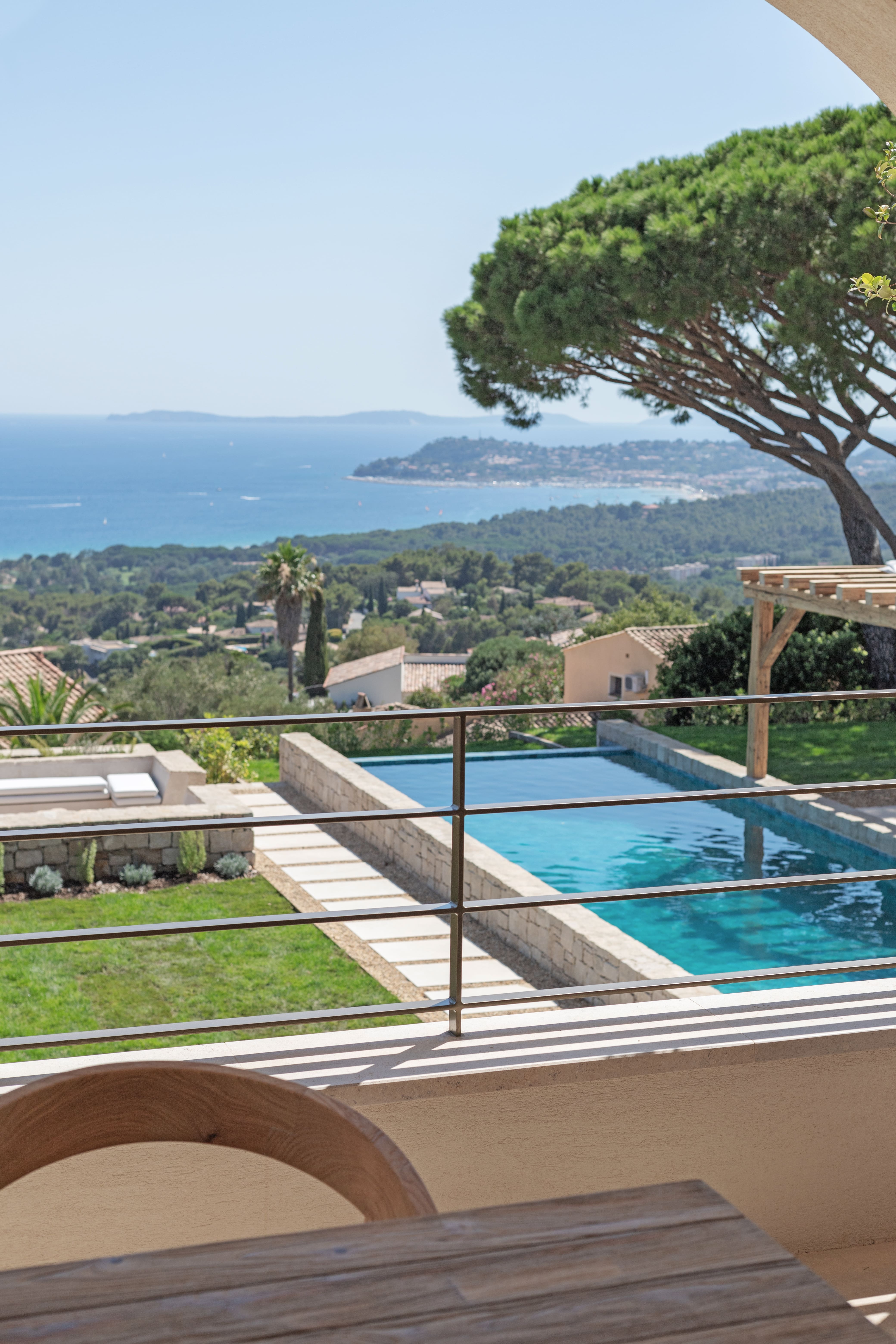 Photo de détails architecturaux bleu de réalisation 17 - Agence Boris Folli - Architecture des Caps