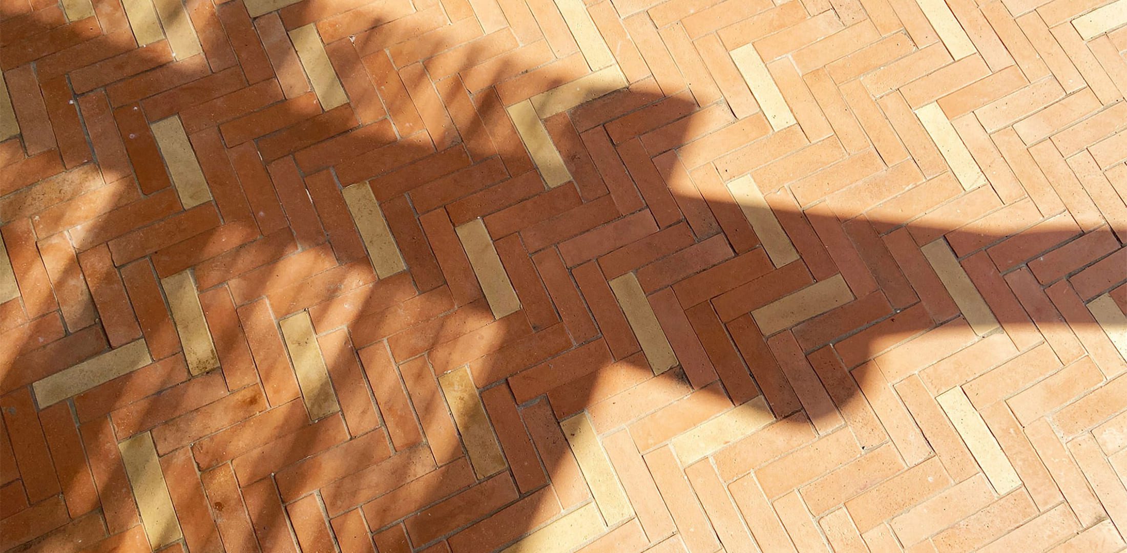 Photo de détails architecturaux rouge de réalisation 2 - Agence Boris Folli - Architecture des Caps