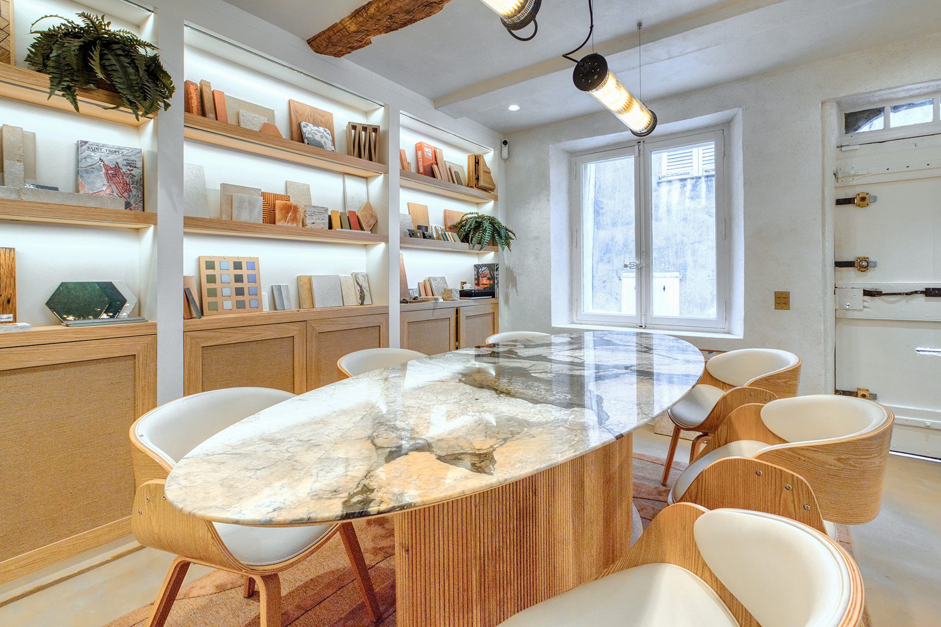 Amménagement intérieur de bureaux commerciaux à Gassin pour l'agence Boris Folli conception et maîtrise d'oeuvre Saint-Tropez et Architecture des Caps Gassin - Image 3